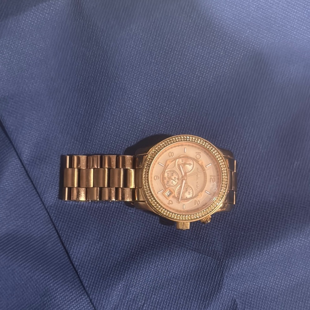 Gold Luxury Watch with Metal Link Bracelet